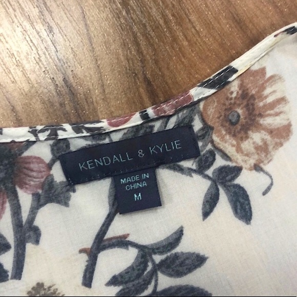 🆕🔥KENDALL&KYLIE GORGEOUS LONGSLEEVE SHIRT/BUTTON UP FLOWY TOP&LIGHTWEIGHT NWOT - Picture 4 of 7